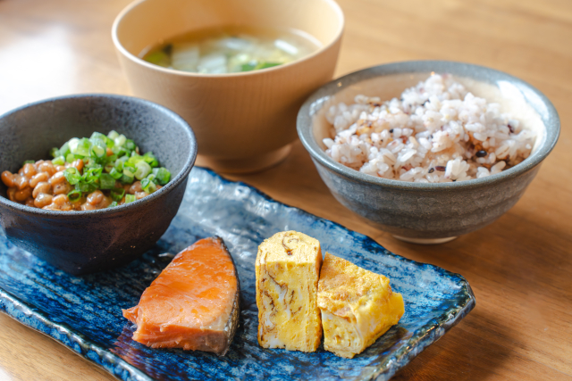 朝食 鮭、卵焼き、納豆、味噌汁、お米