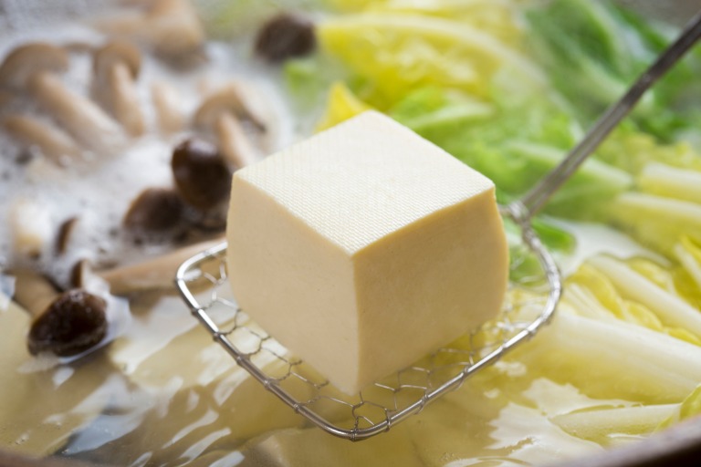 しめじと白菜と湯豆腐 豆腐をすくう