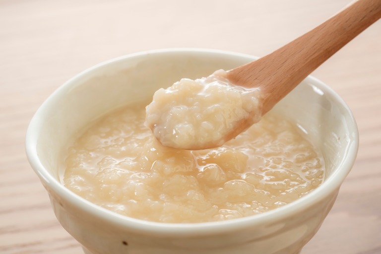 甘酒をスプーンですくう様子