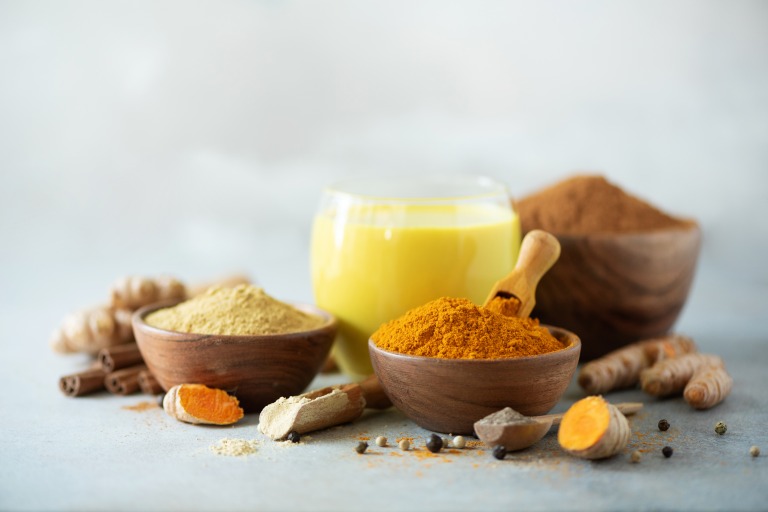 ターメリックやシナモン　スパイスとゴールデンミルク　イメージ