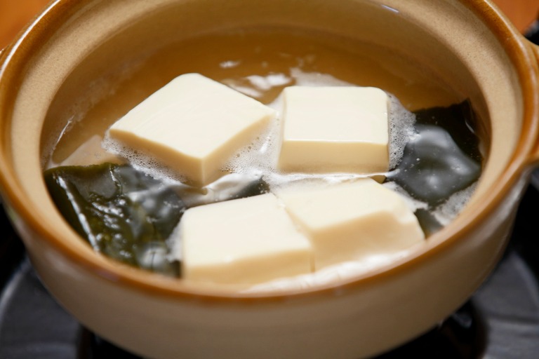 昆布と豆腐が入った土鍋 湯豆腐 イメージ