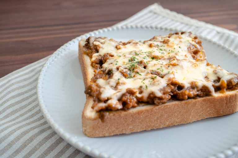 チーズが乗ったキーマカレーのトースト