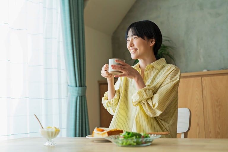 朝食を食べる女性
