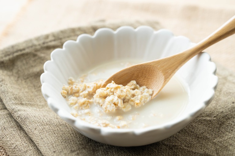 オーツミルクをかけたオートミール