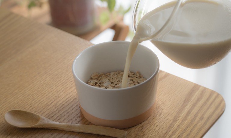 オートミールに豆乳を注ぐ