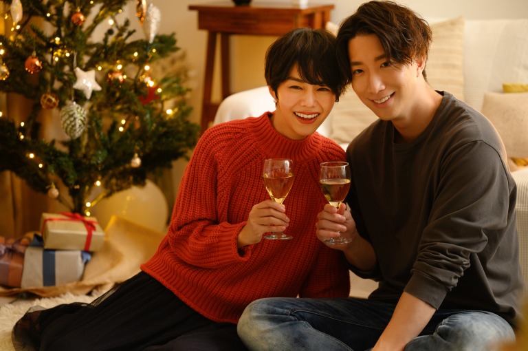 クリスマス　自宅で乾杯をするカップル