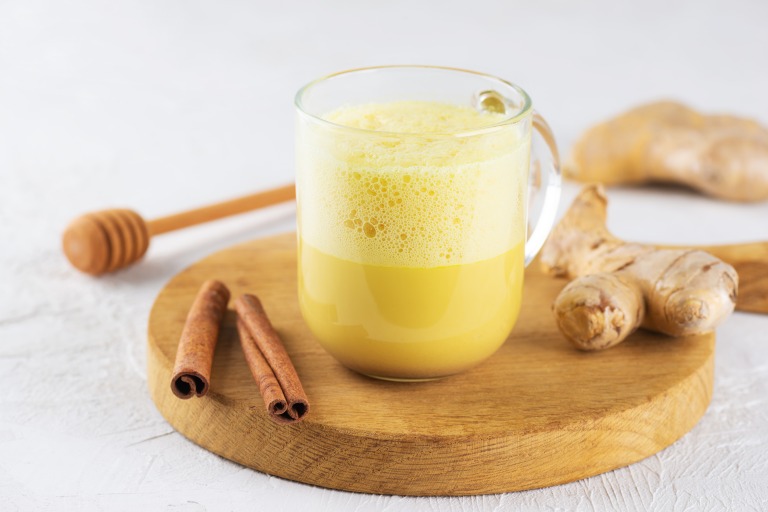 ターメリックやシナモン　スパイスとゴールデンミルク　イメージ