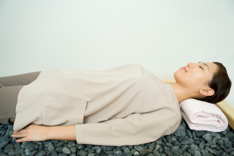 岩盤浴　横になる女性