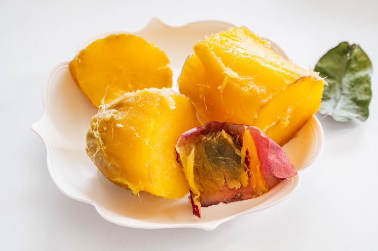 蒸して皮をはいださつまいも　焼き芋