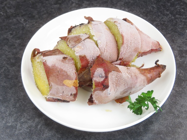 カットされた冷凍焼き芋　さつまいも