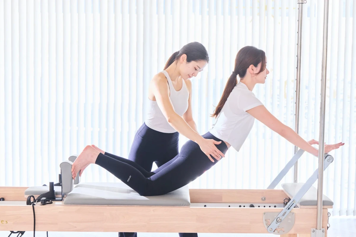 女性がピラティスのエクササイズをしている様子