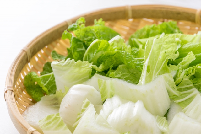 カゴに入ったカットされた白菜