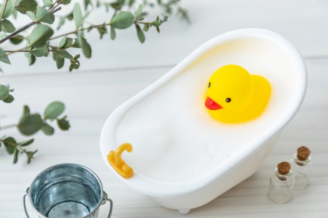 お風呂イメージ　ひよこのおもちゃが小さい湯船に入っている様子