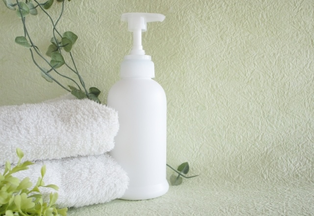 タオルとポンプ式のボディケア用品　イメージ