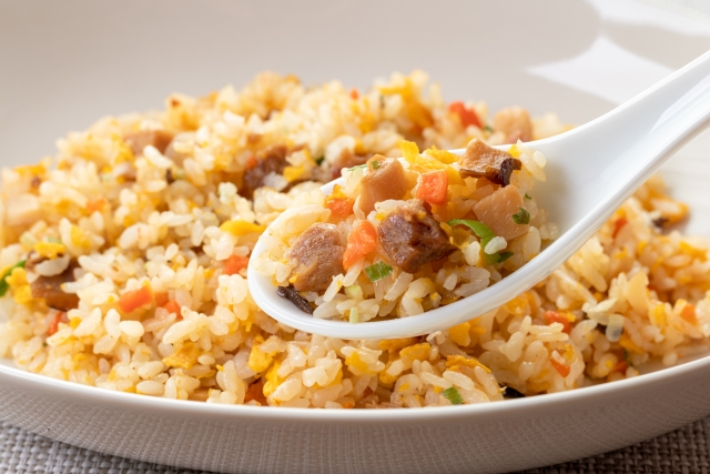 パラパラのチャーハン　炒飯をレンゲですくう様子