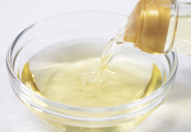 お酢を透明の容器に注ぐ　調味料