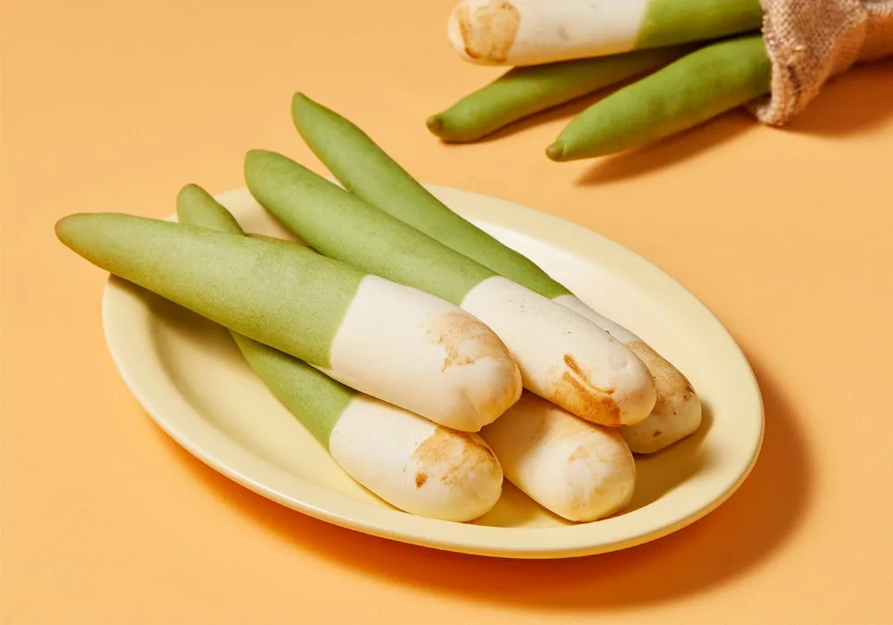 緑と白色のスティック状のお菓子