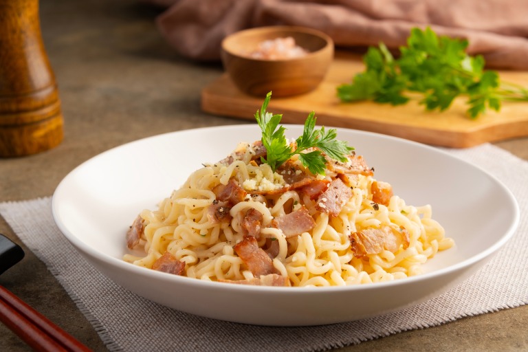 インスタントラーメン　カルボナーラアレンジ　イメージ
