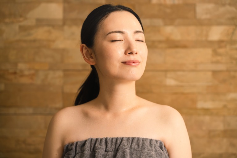 サウナで汗を流す若い女性 ビューティイメージ
