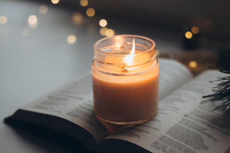 本とキャンドル 12月イメージ