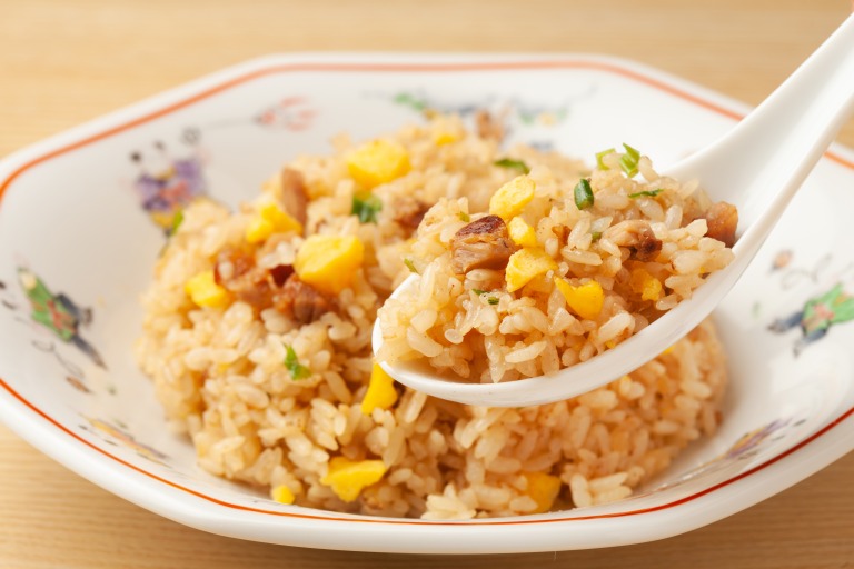 パラ、ふわ、しっとりの美味しいチャーハン パラパラのチャーハン　炒飯をレンゲですくう様子