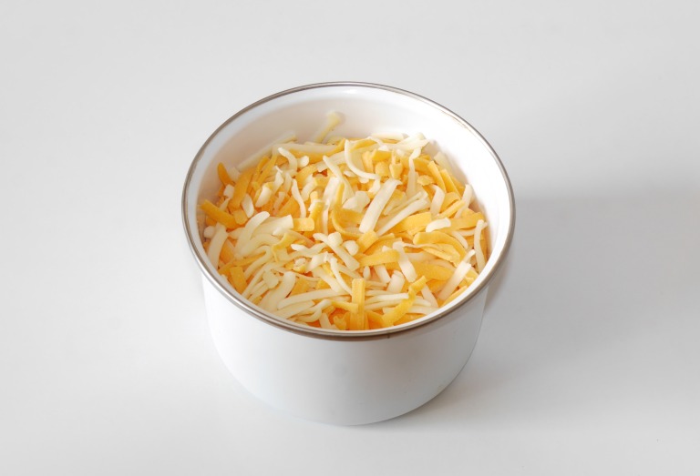 ホーローの容器に入っているミックスチーズ 