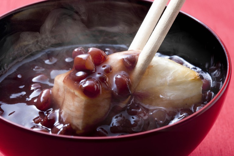 ぜんざいのお餅を持ち上げるイメージ