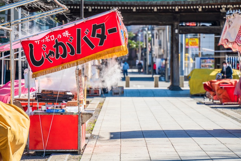 湯気が立ち込めるじゃがバターの屋台