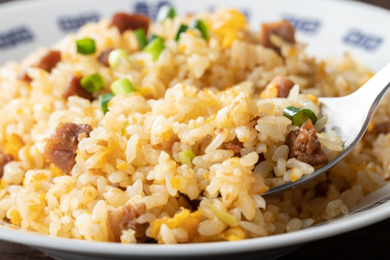 パラ、ふわ、しっとりの美味しいチャーハン パラパラのチャーハン　炒飯をレンゲですくう様子