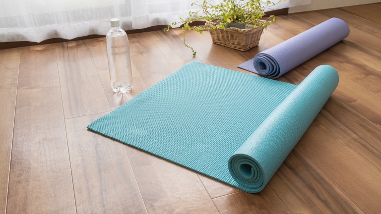 ヨガマットとペットボトルの水　運動 エクササイズ　イメージ