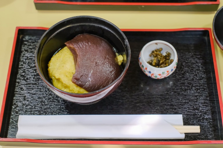 お盆に乗った粟ぜんざい　あわぜんざい