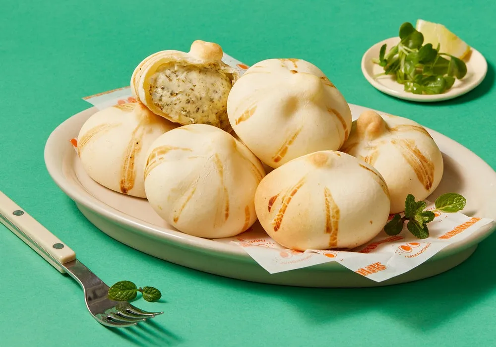 丸くて緑色の具材が見えるパン