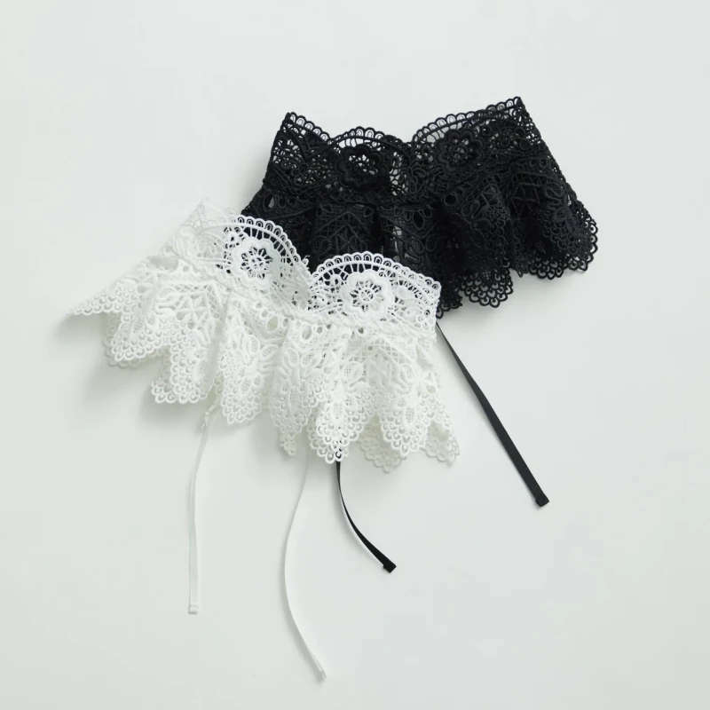 白と黒のレースのつけ襟が2つ並んだ写真です。