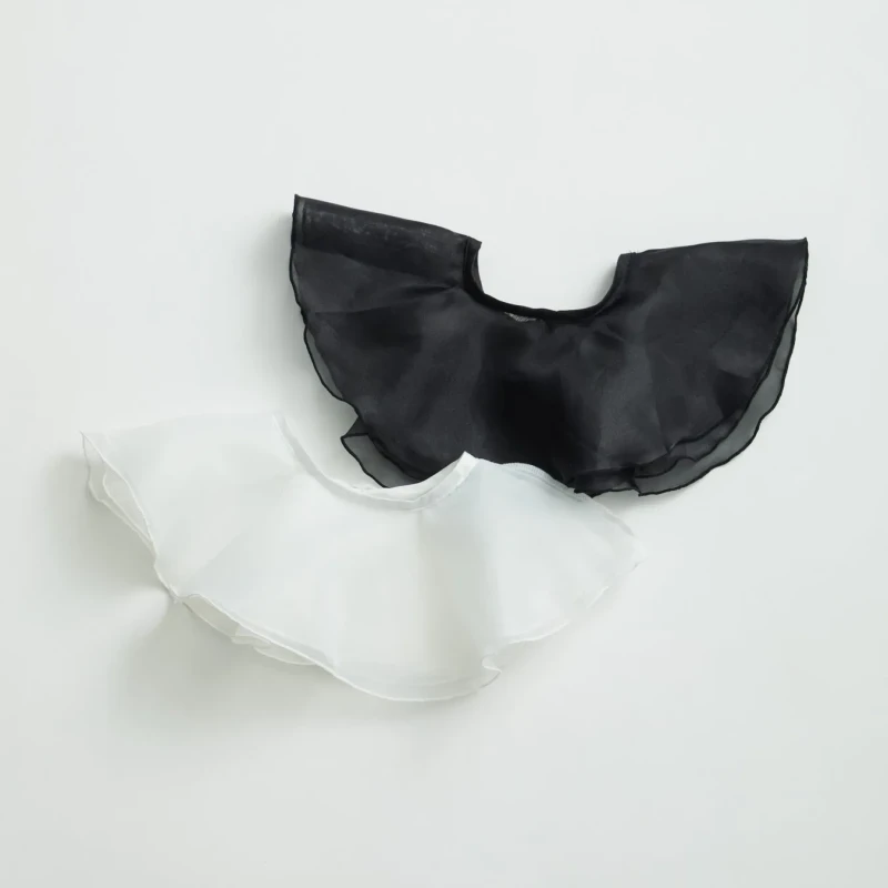 白と黒のフリルカラーのクローズアップ写真