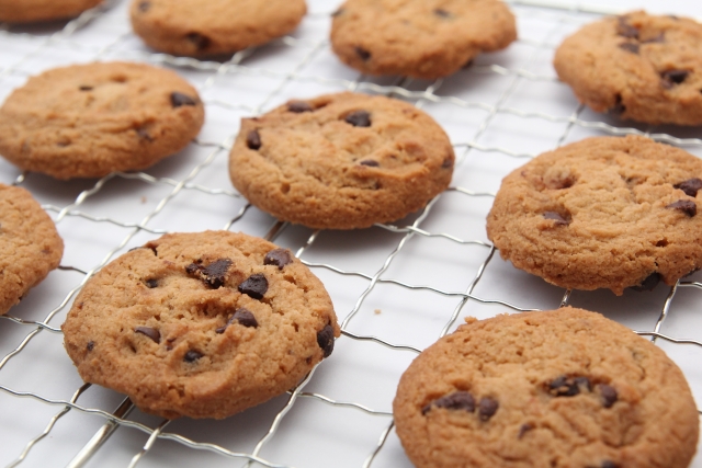 手作りのチョコチップクッキーを台の上で冷ましている