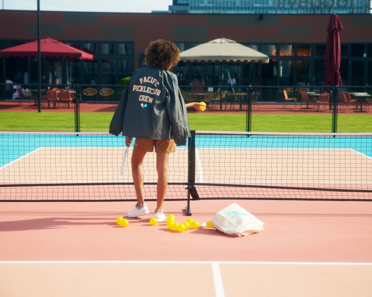 Pacific PICKLE CLUB コートでプレイする人