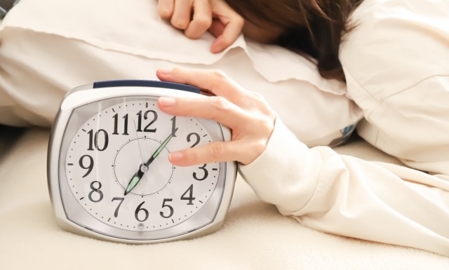 アラームを止める女性の手