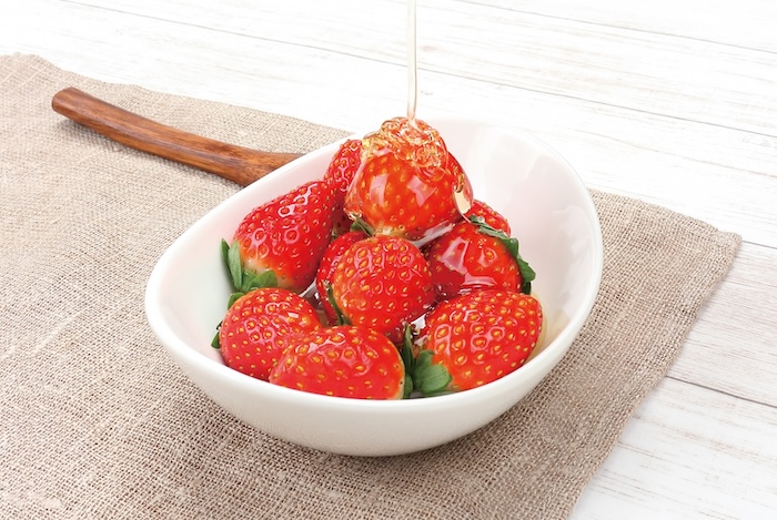 いちごに蜂蜜をかける イチゴ はちみつ
