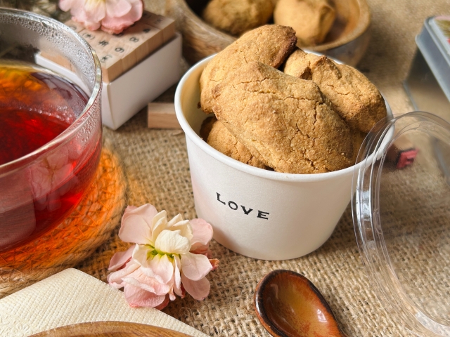 使い捨てのカップに重ねて入っているクッキー　ティータイムイメージ