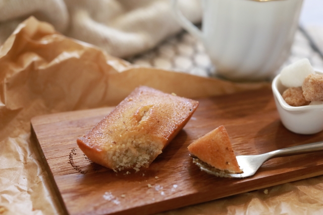 フィナンシェとティーとフォーク おやつタイムのイメージ