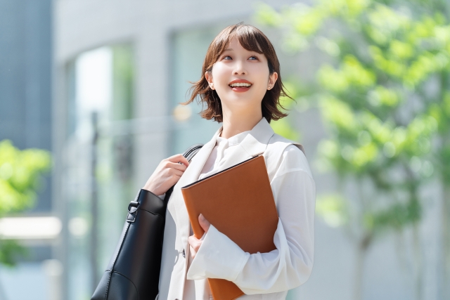 出勤する女性 爽やかな朝