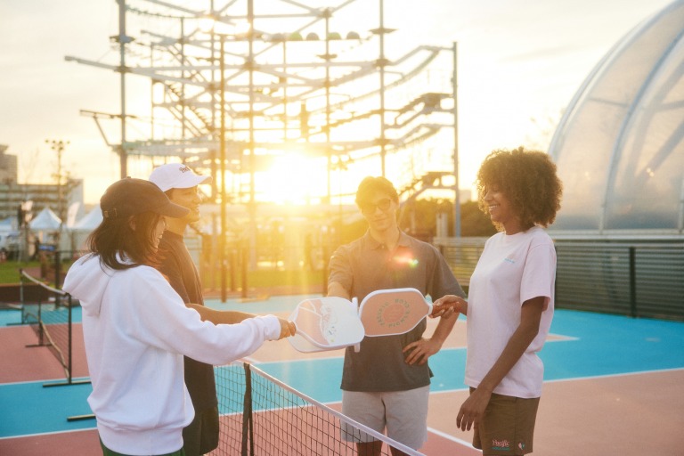 Pacific PICKLE CLUB コートで挨拶する人