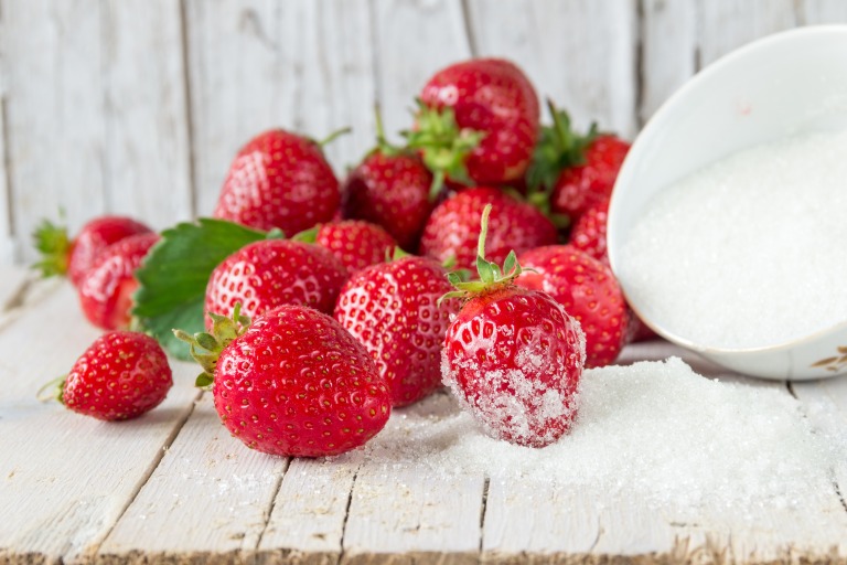 いちごに砂糖をかける イチゴと砂糖