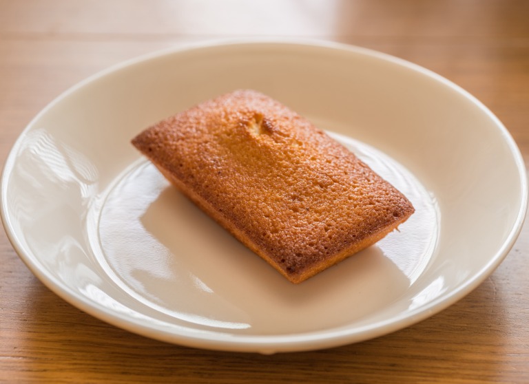 焼き立てフィナンシェ イメージ お皿に乗せる おやつタイム