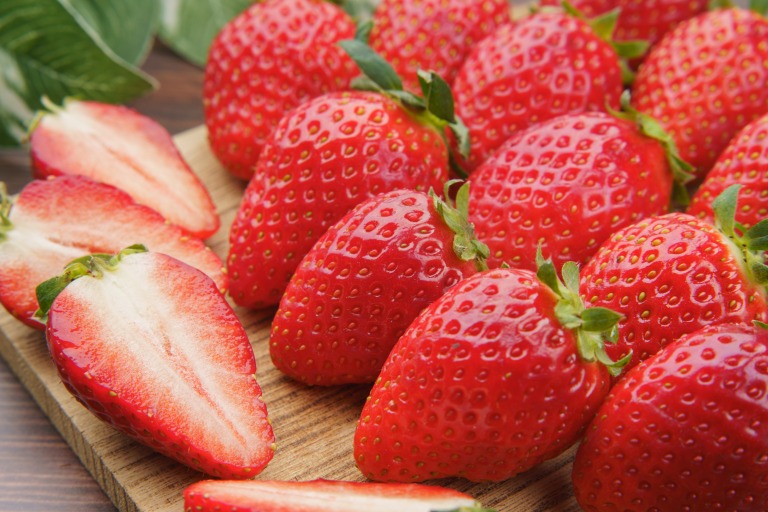 カッティングボードの上のイチゴ　いちご