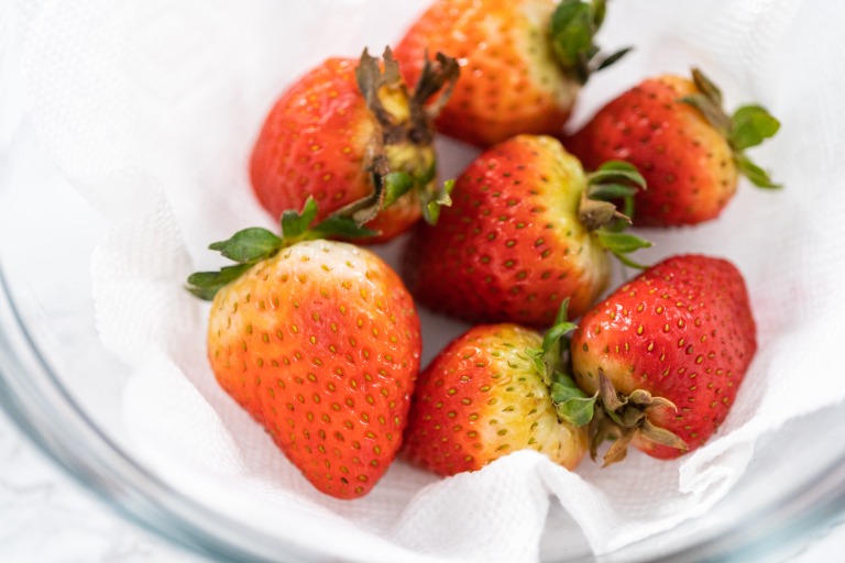 キッチンペーパーの上のいちご イチゴの洗い方