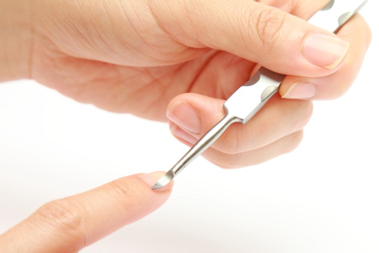 プッシャーで甘皮を押し上げる様子　ネイルケア