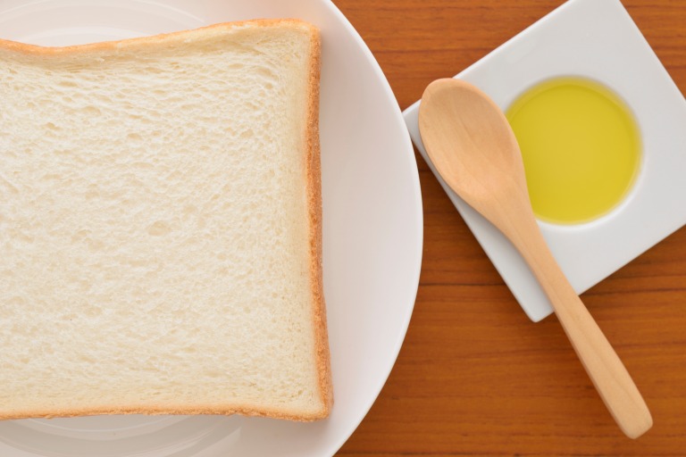 エゴマ油 オイルと木製スプーンと食パン