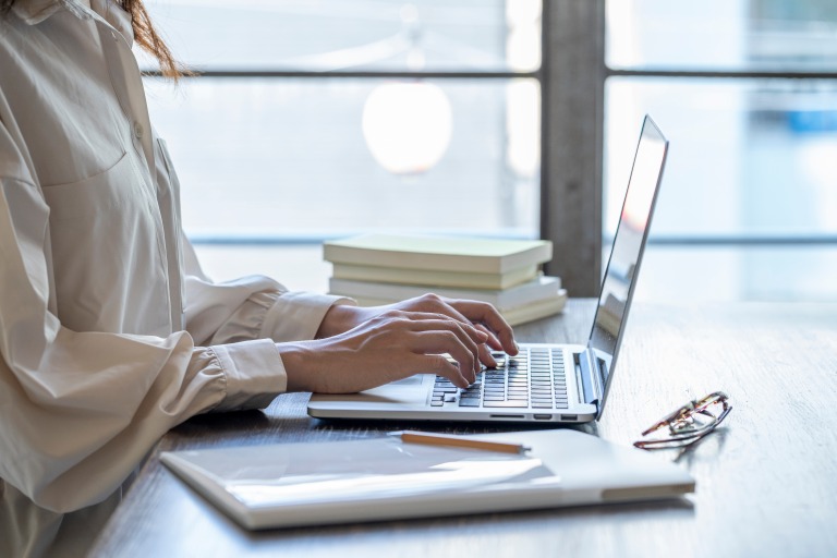 朝 カフェで仕事をする女性 リモートワーク