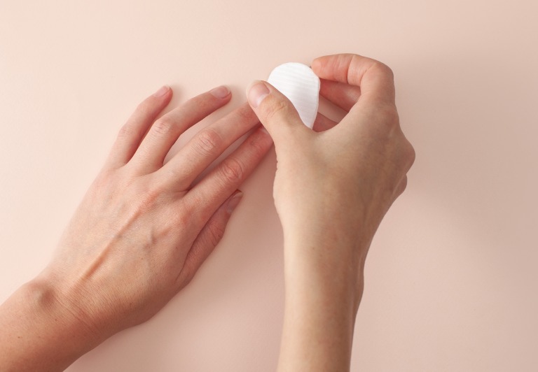 ネイルケア　コットンで爪を拭き取る様子